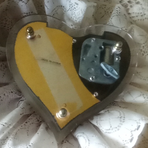 Vintage Yap's Hong Kong clear plastic music box with beautiful heart top. - Picture 7 of 8